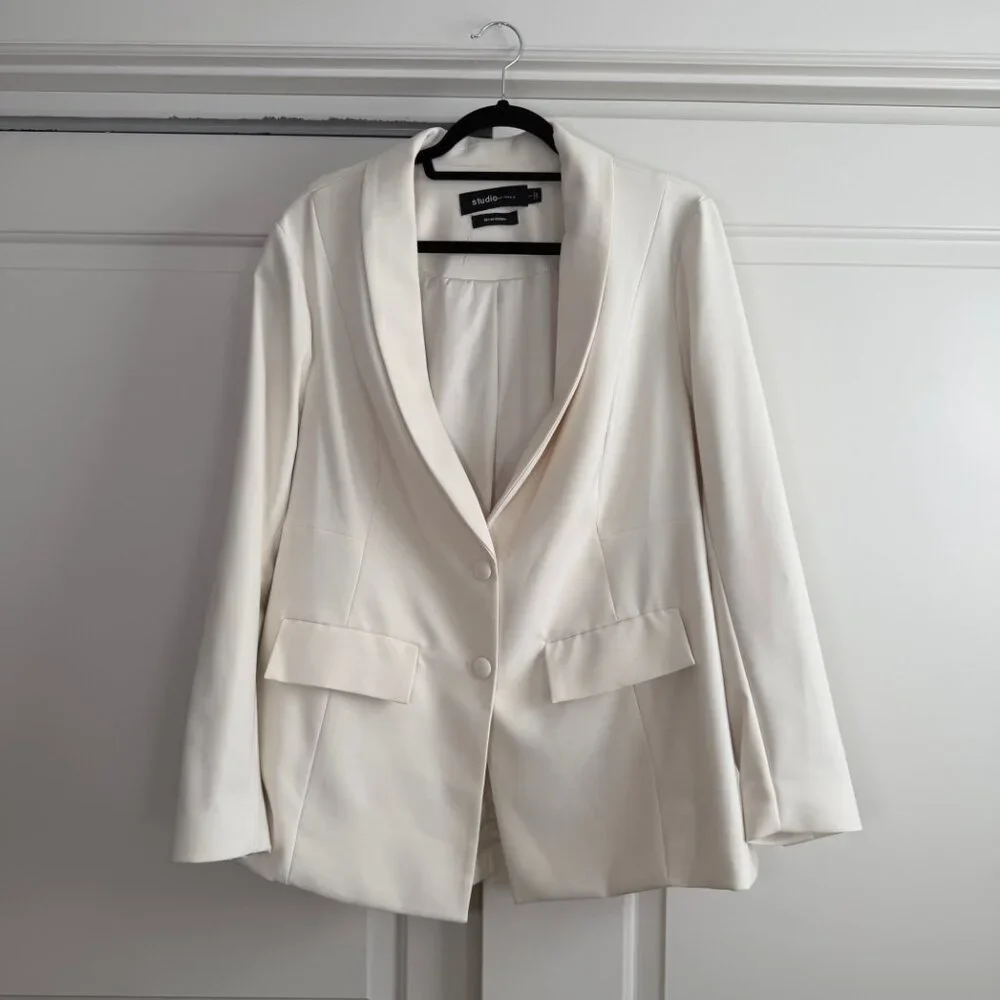 Studio by Torrid Ivory Refined Crepe Blazer – Size 1X